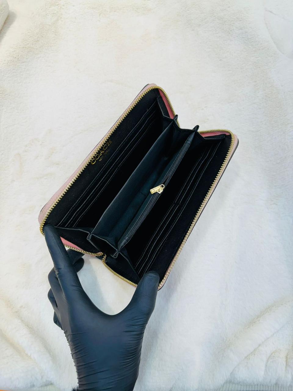Elegant Gucci Wallet With Bee Design