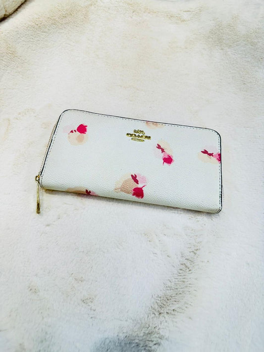 Beautiful White Wallet Of Coach