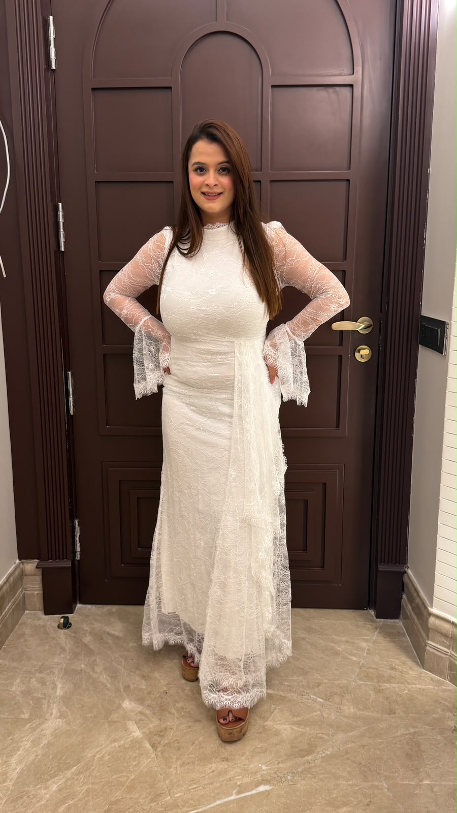 Elegant white long-sleeve lace maxi dress PO165