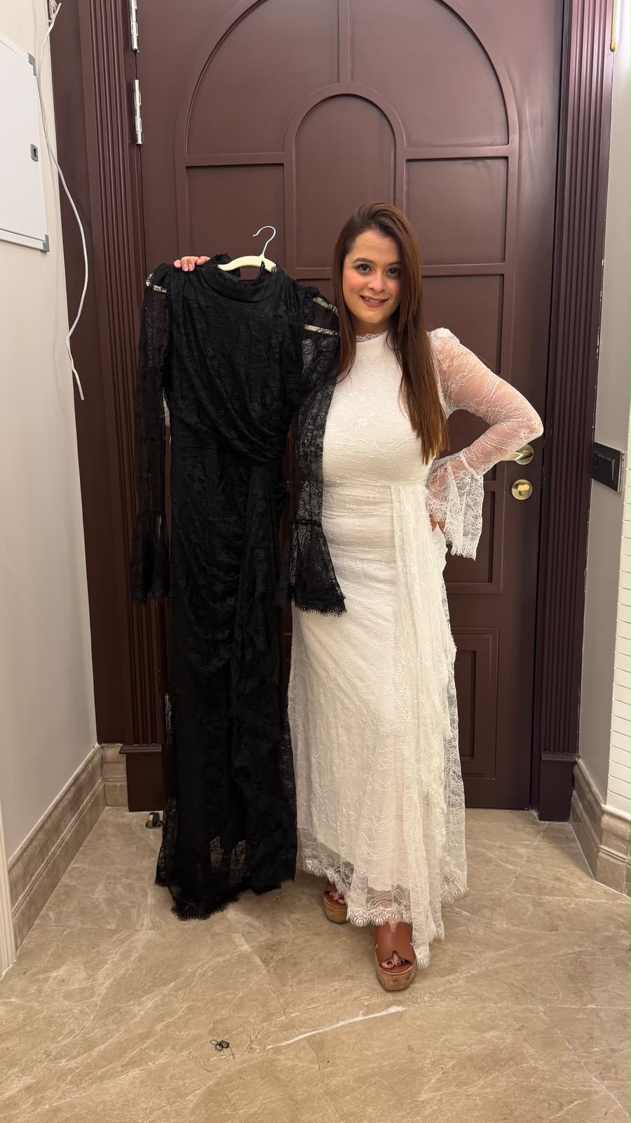 Elegant white long-sleeve lace maxi dress PO165