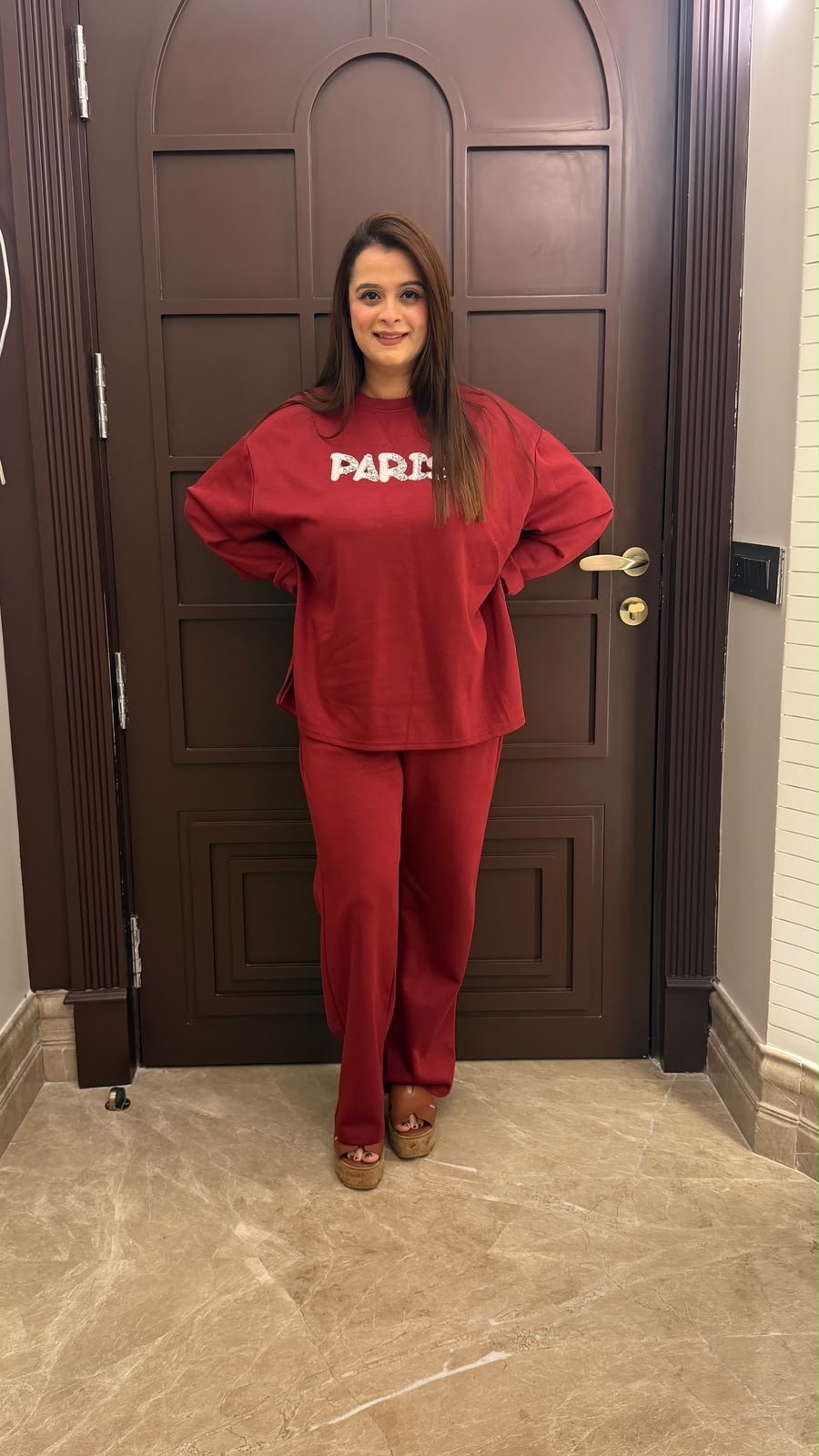 Elegant oversized crewneck sweatshirt and matching relaxed-fit trousers set PO174
