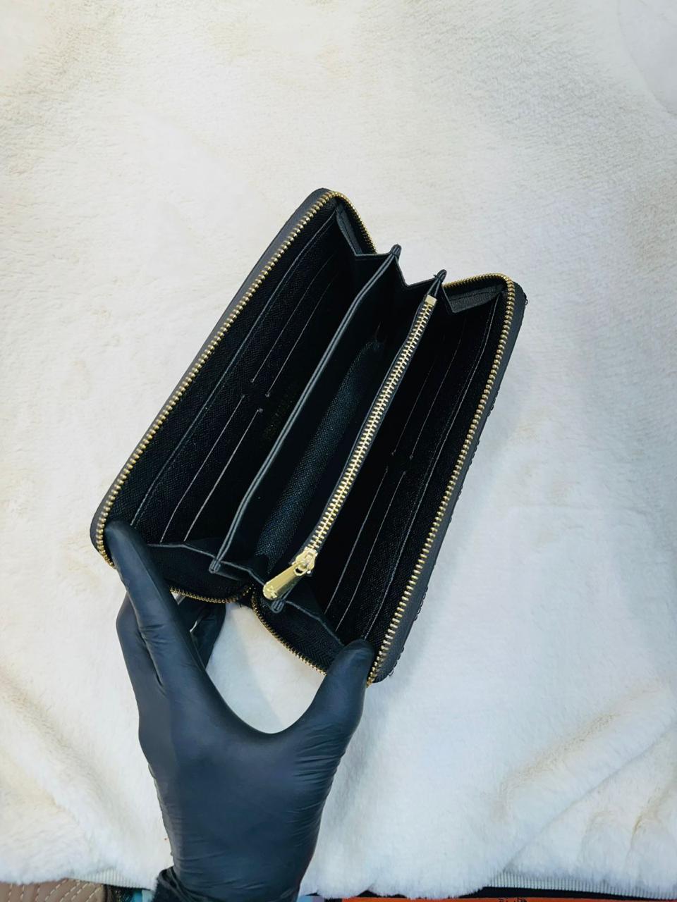 Elegant Dior Wallet With Dior Design